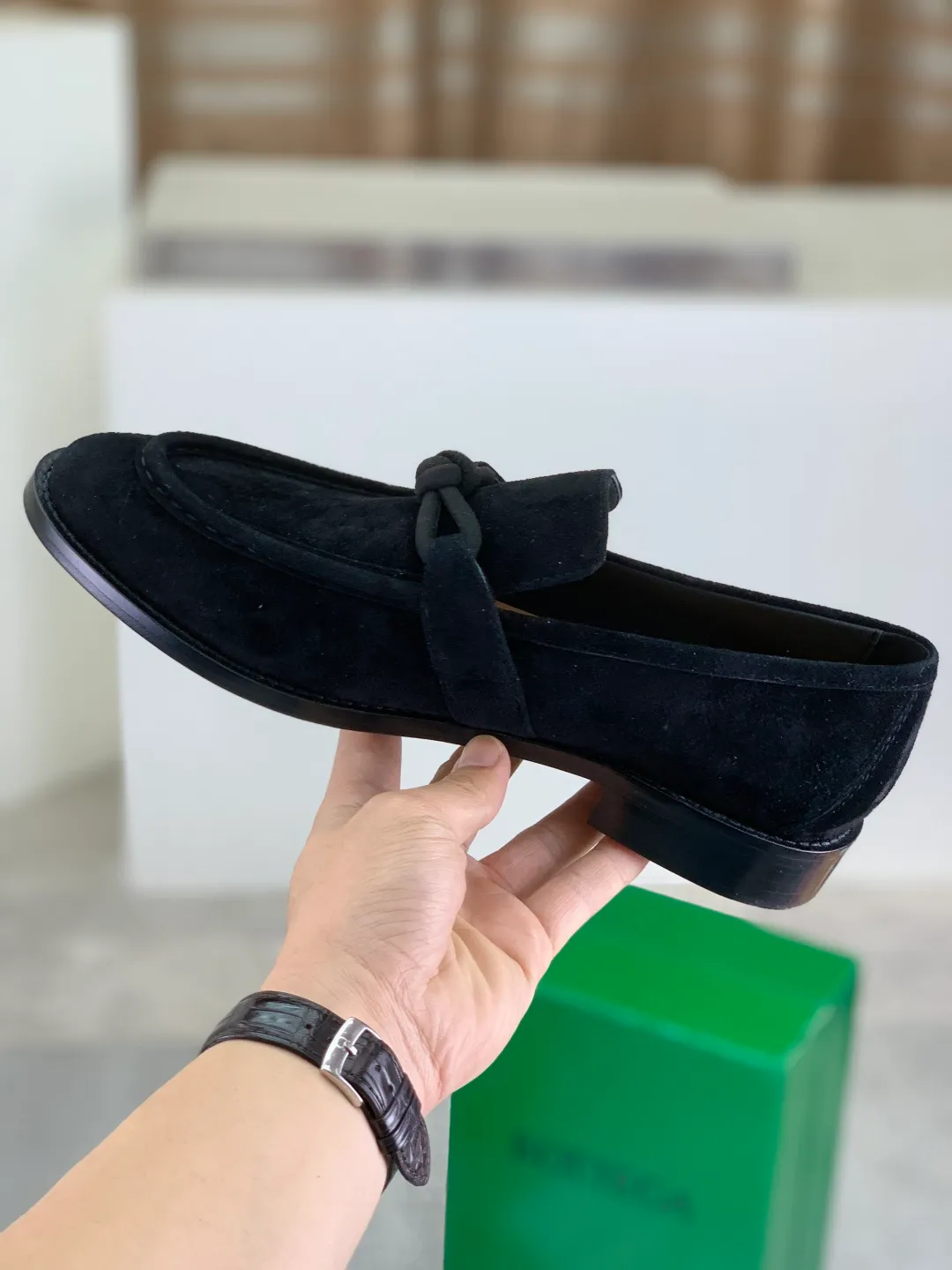 Men's shoes 💰P820 [New model] (genuine leather outsole) water-dyed cow lining 💰High-quality business couple leather shoes 💎💎💎 BOTTEGA VENETA official website synchronizes the latest top version of BV in the market, accept material comparison, shoe type comparison, process comparison, practical and textured, versatile and suitable for any occasion, the more you look at it, the more flavorful it becomes. Purely hand-knitted craftsmanship - Upper material, calfskin imported from Italy 🇮🇹 - High-quality water-dyed cowhide lining - Original private model customized leather outsole -Size: Female 35-39 (40 ordered) Male 39-44 (38 45 can be customized) Color: Multiple colors available